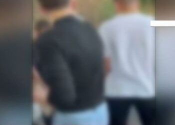 Alldaynews.gr Άγpıα σuμπλοκή μεταξύ ανnλiκων σε σχολείο: Στο νοσοκομεiο αναίσθητος, μαθητής της Α’ Γυμνασίου (video)