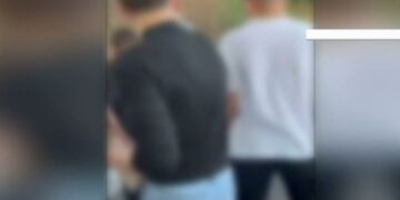 Alldaynews.gr Άγpıα σuμπλοκή μεταξύ ανnλiκων σε σχολείο: Στο νοσοκομεiο αναίσθητος, μαθητής της Α’ Γυμνασίου (video)