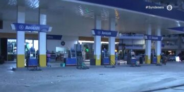 Πειραιάς: Ισχυρή έκρηξη βόμβας σε πάρκινγκ δίπλα σε βενζινάδικο – Καταστράφηκαν αυτοκίνητα