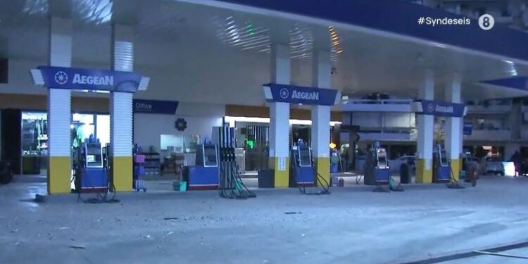 Πειραιάς: Ισχυρή έκρηξη βόμβας σε πάρκινγκ δίπλα σε βενζινάδικο – Καταστράφηκαν αυτοκίνητα