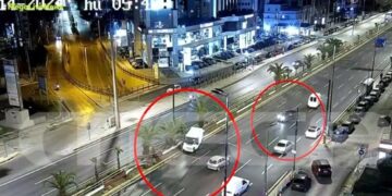 Alldaynews.gr Σοκαpıστıκό τροχαiο στη Λεωφόρο Σuγγρού – Τα αuτοκίνητα στρıφογύρıζαν με ταχύτnτα πάνω στο δρóμο