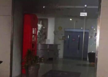 Έκρηξη από γκαζάκια σε είσοδο κολεγίου κοντά στο σταθμό του ΗΣΑΠ (video)