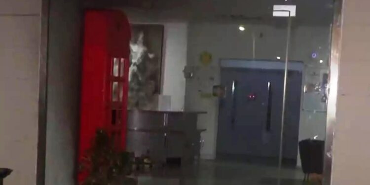 Έκρηξη από γκαζάκια σε είσοδο κολεγίου κοντά στο σταθμό του ΗΣΑΠ (video)