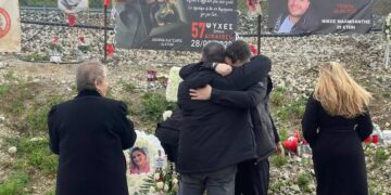 «Πήγαν στα Τέμπη οι πολιτικοί για πόνο και πανηγύριζαν, τους έλειπαν μόνο τα σουβλάκια», ξεσπούν οι συγγενείς των θυμάτων