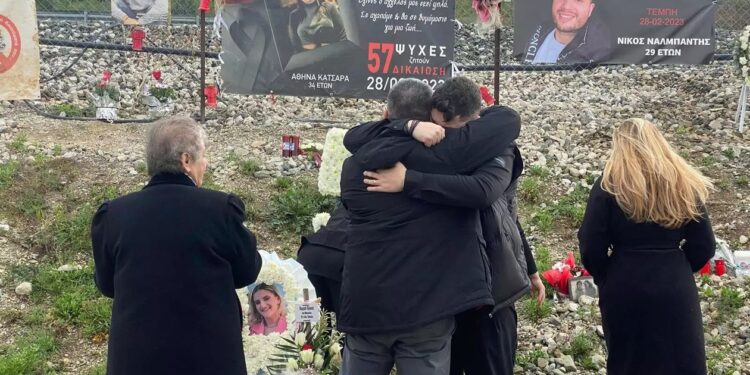 «Πήγαν στα Τέμπη οι πολιτικοί για πόνο και πανηγύριζαν, τους έλειπαν μόνο τα σουβλάκια», ξεσπούν οι συγγενείς των θυμάτων
