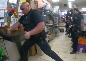 Αστυνομικοί ρίχνουν 36 σφαίρες σε άνδρα που κρατά όμηρο υπάλληλο καταστήματος – Το σοκαριστικό βίντεο