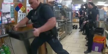 Alldaynews.gr Αστυνομικοί ρίχνουν 36 σφαίρες σε άνδρα που κρατά όμηρο υπάλληλο καταστήματος – Το σοκαριστικό βίντεο