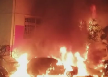 Ζωγράφου – Λαμπάδιασε η περιοχή: Έκαψαν 5 σχολικά, 3 ΙΧ και 3 μηχανές (φωτο, video)