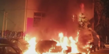 Ζωγράφου – Λαμπάδιασε η περιοχή: Έκαψαν 5 σχολικά, 3 ΙΧ και 3 μηχανές (φωτο, video)