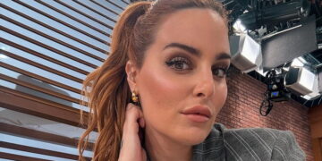 Alldaynews.gr «Μου έστειλε η γυναίκα του “Το ξέρεις ότι είναι παντρεμένος;”»: Τα είπε όλα στην μάνα της η Εβελίνα Νικόλιζα