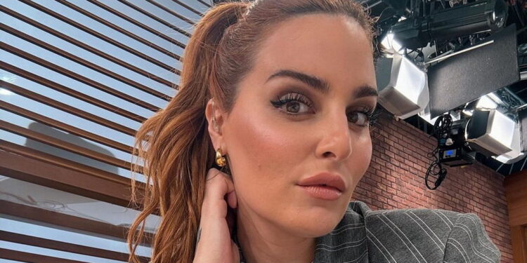 Alldaynews.gr «Μου έστειλε η γυναίκα του “Το ξέρεις ότι είναι παντρεμένος;”»: Τα είπε όλα στην μάνα της η Εβελίνα Νικόλιζα