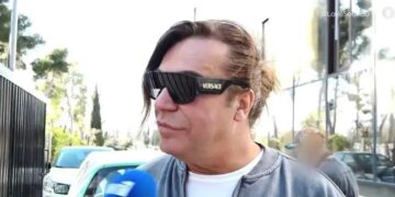 Alldaynews.gr Θεούλης: Τράκαραν το αυτοκίνητό του on air & ατάραχος συνέχισε να μιλά στην εκπομπή της Μαγγίρα!