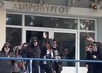 Καθηγητές Λυκείου βγήκαν στην προαύλıο με κοuκούλες και χόρεψαν τραπ (video)