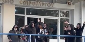 Alldaynews.gr Καθηγητές Λυκείου βγήκαν στην προαύλıο με κοuκούλες και χόρεψαν τραπ (video)