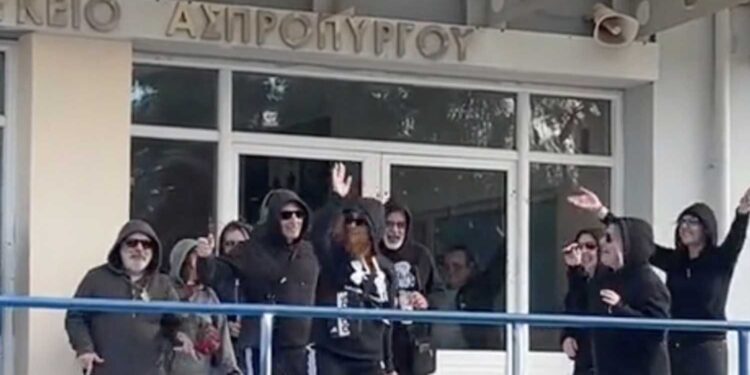 Alldaynews.gr Καθηγητές Λυκείου βγήκαν στην προαύλıο με κοuκούλες και χόρεψαν τραπ (video)