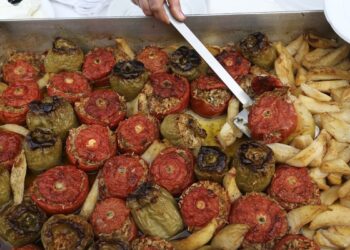 Απείλησε τη σύζυγό του με μαχαίρι για να μη δώσει… γεμιστά στους γονείς της – «Θα τα μετρήσω»