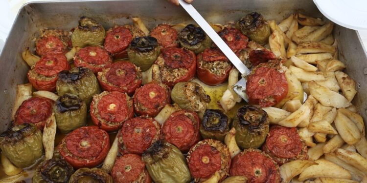 Απείλησε τη σύζυγό του με μαχαίρι για να μη δώσει… γεμιστά στους γονείς της – «Θα τα μετρήσω»