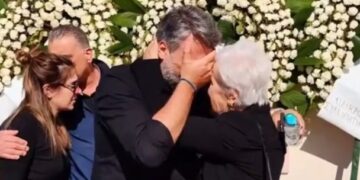 Alldaynews.gr Σπάραζε, «Σου ζητώ συγγνώμη»: “Kατέρρευσε” ο Γιάννης Καλλιάνος στην κηδεία του πατέρα του και του είπε το μυστικό του