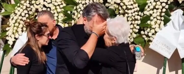 Alldaynews.gr Σπάραζε, «Σου ζητώ συγγνώμη»: “Kατέρρευσε” ο Γιάννης Καλλιάνος στην κηδεία του πατέρα του και του είπε το μυστικό του