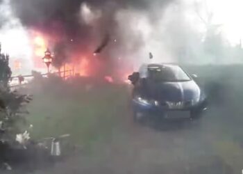 Εξερράγη ασθενοφόρο μόλις αποβίβασε ηλικιωμένη ασθενή – Δείτε το video