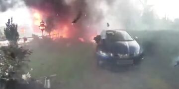 Alldaynews.gr Εξερράγη ασθενοφόρο μόλις αποβίβασε ηλικιωμένη ασθενή – Δείτε το video