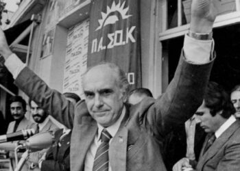 «Ο “Μεγάλος” είναι λιώμα…»: Το «κόλπο» του παμπόνηρου Τσιτσάνη που έπεισε τον Ανδρέα να μην εγκαταλείψει την Ελλάδα