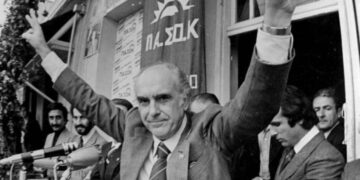 Alldaynews.gr «Ο “Μεγάλος” είναι λιώμα…»: Το «κόλπο» του παμπόνηρου Τσιτσάνη που έπεισε τον Ανδρέα να μην εγκαταλείψει την Ελλάδα