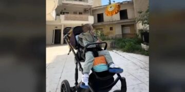 Alldaynews.gr Ο μικρός Χρήστος αφήνει μπαλόνι στον ουρανό για τη μαμά του που χάθηκε στα Τέμπη