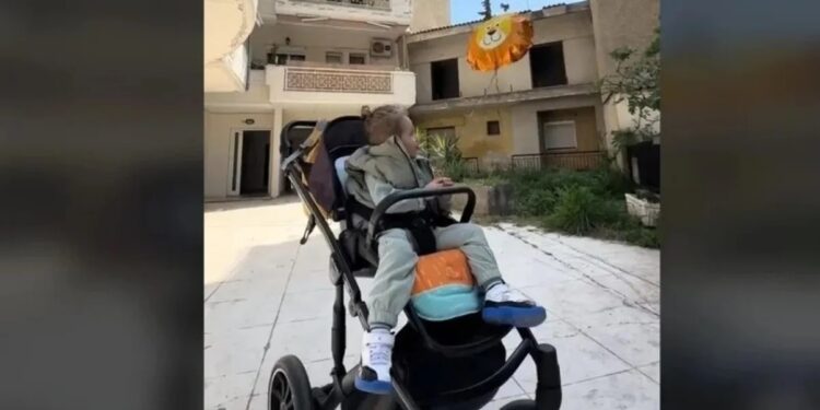 Alldaynews.gr Ο μικρός Χρήστος αφήνει μπαλόνι στον ουρανό για τη μαμά του που χάθηκε στα Τέμπη