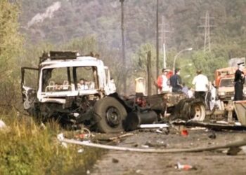 Σαν σήμερα: Η συγκλονιστική έκρηξη βυτιοφόρου με 5 νεκρούς και 15 τραυματίες, τι λέει ο εικονολήπτης και τραυματίας Γιάννης Ξυδιάς που σώθηκε