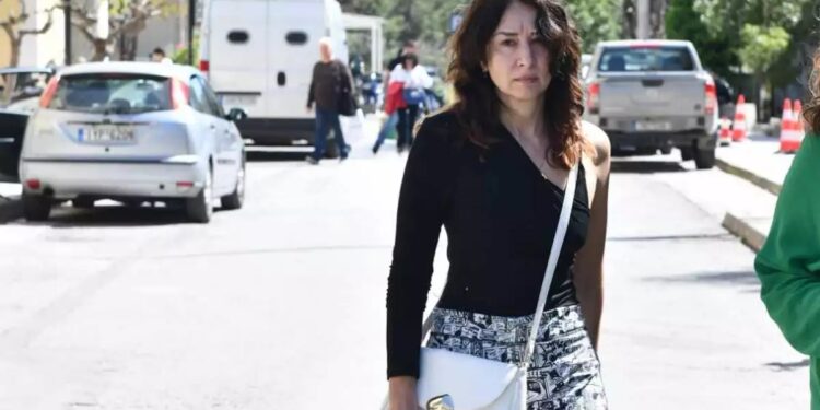 Γιάννης Γιοκαρίνης: «Πήρα τηλέφωνο για να γίνει μία σύσταση» λέει η σύζυγος του τραγουδιστή