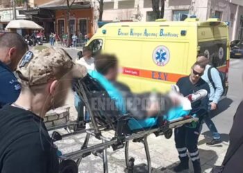 Αιματηρός καβγάς με μαχαιρώματα ανήλικων μαθητών σε πλατεία – Με ασθενοφόρα έφυγαν οι τραυματίες (φωτο, video)