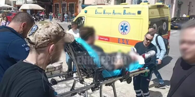 Αιματηρός καβγάς με μαχαιρώματα ανήλικων μαθητών σε πλατεία – Με ασθενοφόρα έφυγαν οι τραυματίες (φωτο, video)