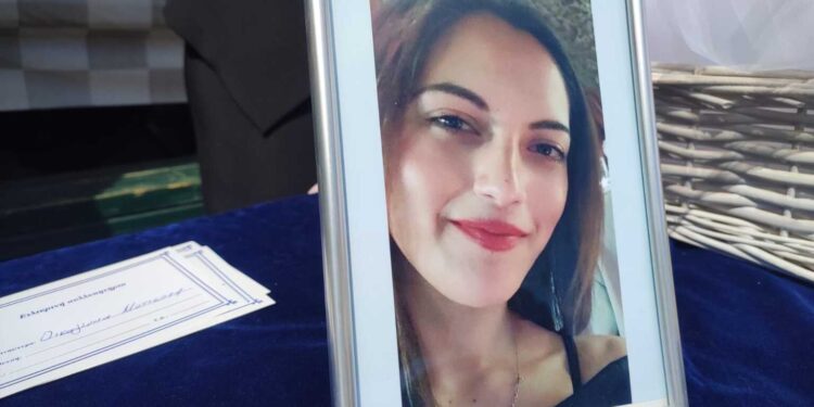 Alldaynews.gr Άγιοι Ανάργυροι: Θρήνος στην κηδεία της 28χρονης Κυριακής – Την «αποχαιρετούν» ντυμένη νύφη – Σπαράζει η μητέρα της