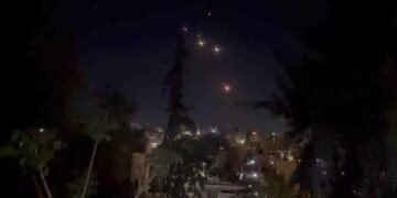 Πύραυλοι του Ισραήλ έπληξαν αεροπορική βάση στο Ιράν αλλά όχι πυρηνικές εγκαταστάσεις