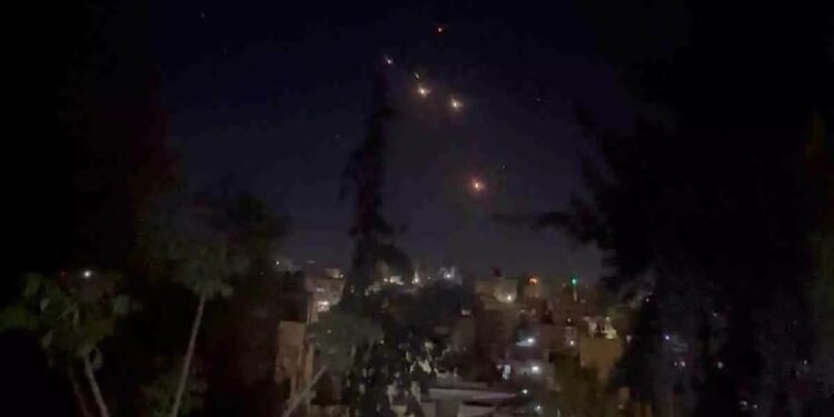 Πύραυλοι του Ισραήλ έπληξαν αεροπορική βάση στο Ιράν αλλά όχι πυρηνικές εγκαταστάσεις