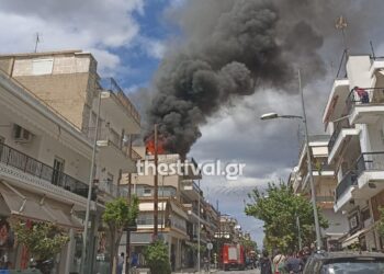 Θεσσαλονίκη: Μεγάλη φωτιά σε πολυκατοικία – Καίγεται δώμα (φωτο, video)