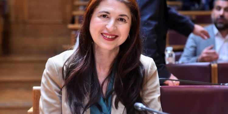 Alldaynews.gr Γυναίκα χαστούκισε την βουλευτή της Νέας Δημοκρατίας, Αγγελική Δεληκάρη σε εκκλησία