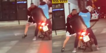 Alldaynews.gr Άγιος Δημήτριος: Άγρια ρατσιστική επίθεση σε διανομέα στη μέση του δρόμου – Εικόνες αποτροπιασμού