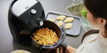 Alldaynews.gr Μαγειρεύετε στο Air Fryer; Ο “ύπουλος” κίνδυνος για την υγεία & η κίνηση που “εκτινάσσει” το λογαριασμό ρεύματος