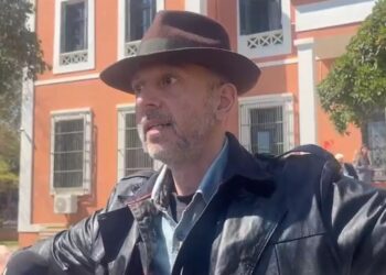 «Σόου» από τον καθηγητή που κατηγορείται για παρενόχληση μαθήτριας – Τραγουδούσε «μου ζητάνε να χαμηλώσω τα φτερά»