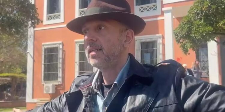 Alldaynews.gr «Σόου» από τον καθηγητή που κατηγορείται για παρενόχληση μαθήτριας – Τραγουδούσε «μου ζητάνε να χαμηλώσω τα φτερά»