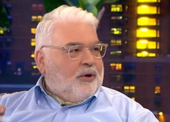 Alldaynews.gr «Ζητώ συγνώμη για αυτό που σας έκανε η Ελλάδα»: Ο Αντώνης Ρέμος μπροστά σε χιλιάδες Αλβανούς απολογήθηκε για τη χώρα μας