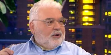 Alldaynews.gr «Ζητώ συγνώμη για αυτό που σας έκανε η Ελλάδα»: Ο Αντώνης Ρέμος μπροστά σε χιλιάδες Αλβανούς απολογήθηκε για τη χώρα μας