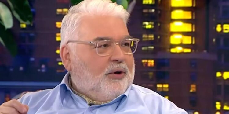 Alldaynews.gr «Ζητώ συγνώμη για αυτό που σας έκανε η Ελλάδα»: Ο Αντώνης Ρέμος μπροστά σε χιλιάδες Αλβανούς απολογήθηκε για τη χώρα μας