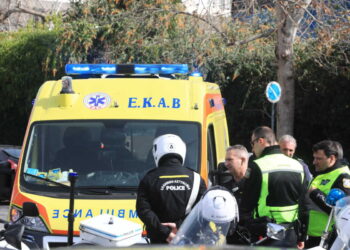 Αυτοκίνητο παρέσυρε δύο πεζούς μετά από τροχαίο – Ένας άνδρας χωρίς τις αισθήσεις του