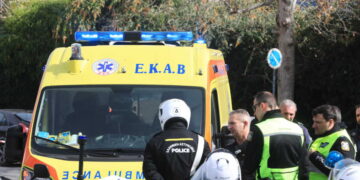 Αυτοκίνητο παρέσυρε δύο πεζούς μετά από τροχαίο – Ένας άνδρας χωρίς τις αισθήσεις του