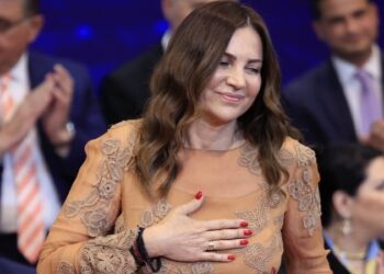 Οργή με δήλωση της Βίκυς Φλέσσα για τα Τέμπη: «Τα παιδιά τα σκοτώσαμε όλοι και όλες μαζί»