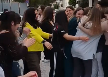 Τέτοιους δασκάλους και μαθητές θέλουμε: Eκαναν έκπληξη σε συμμαθητή τους για τα γενέθλιά του τραγουδώντας Νατάσα Θεοδωρίδου