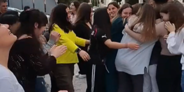 Alldaynews.gr Τέτοιους δασκάλους και μαθητές θέλουμε: Eκαναν έκπληξη σε συμμαθητή τους για τα γενέθλιά του τραγουδώντας Νατάσα Θεοδωρίδου